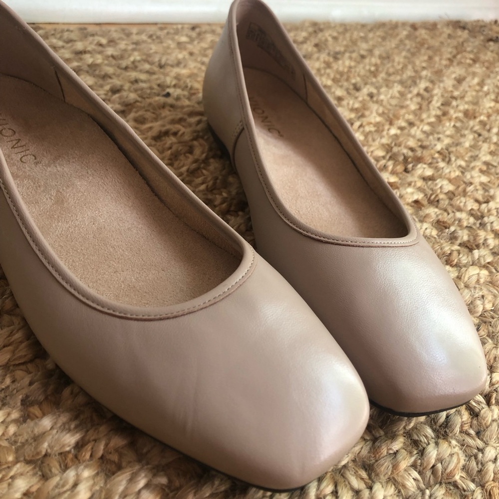 New: Vionic Orinda Flat in Putty Leather. Size 39 Narrow - Picture 5 of 16